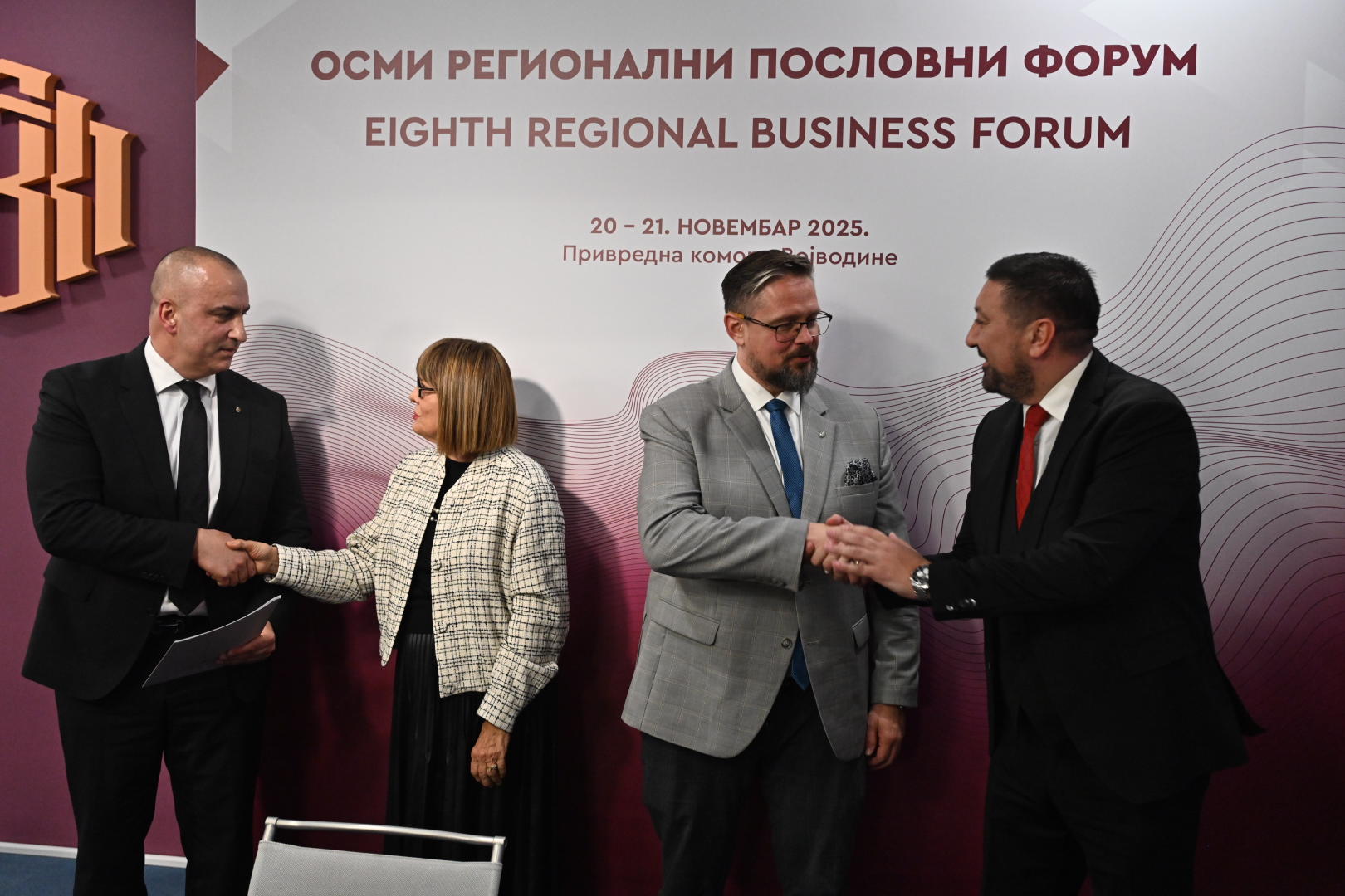 Шветочно отворени Осми реґионални дїловни форум