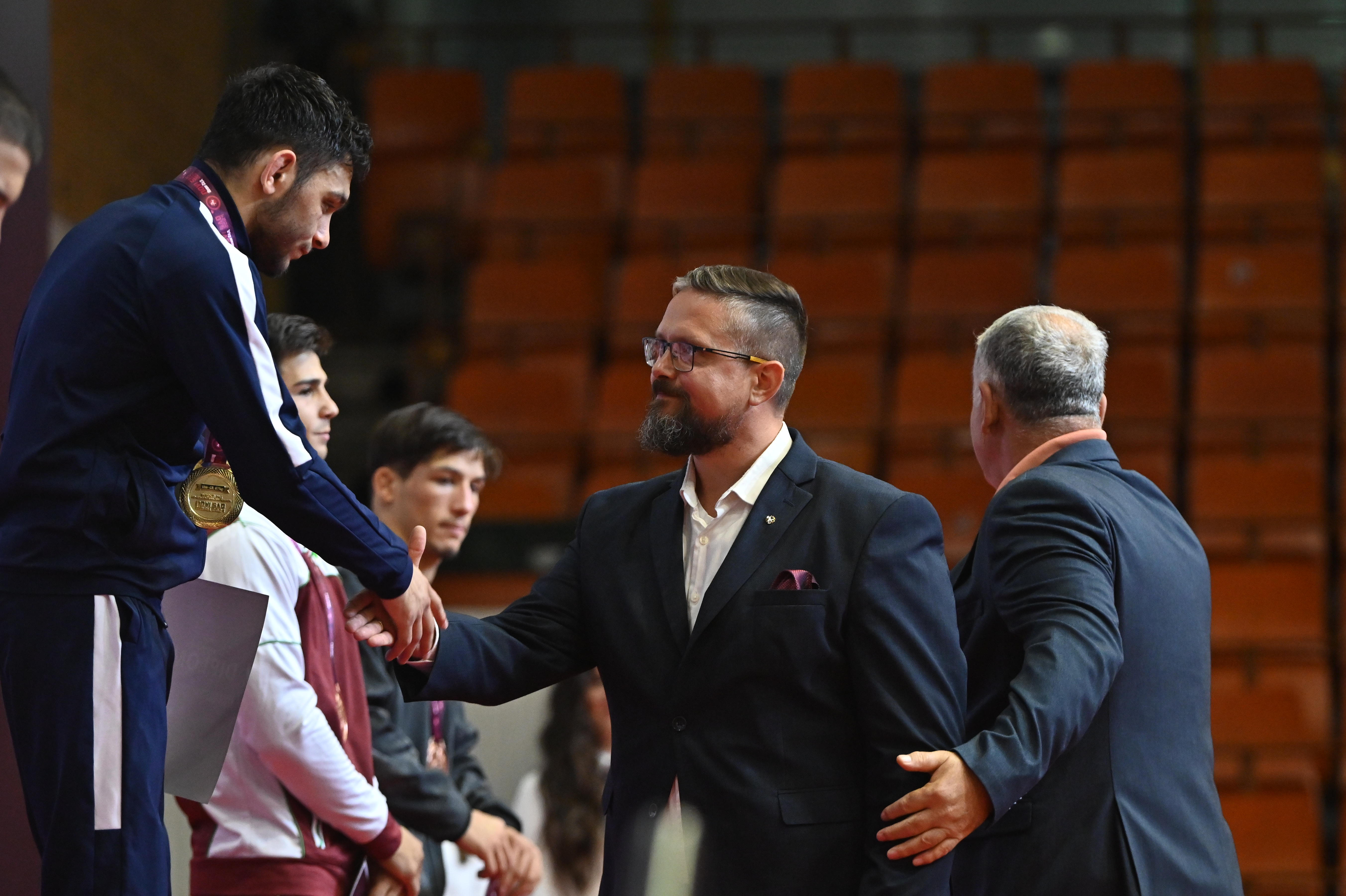President Juhász awarded medals to the cadets and juniors at the European Wrestling Championship 
