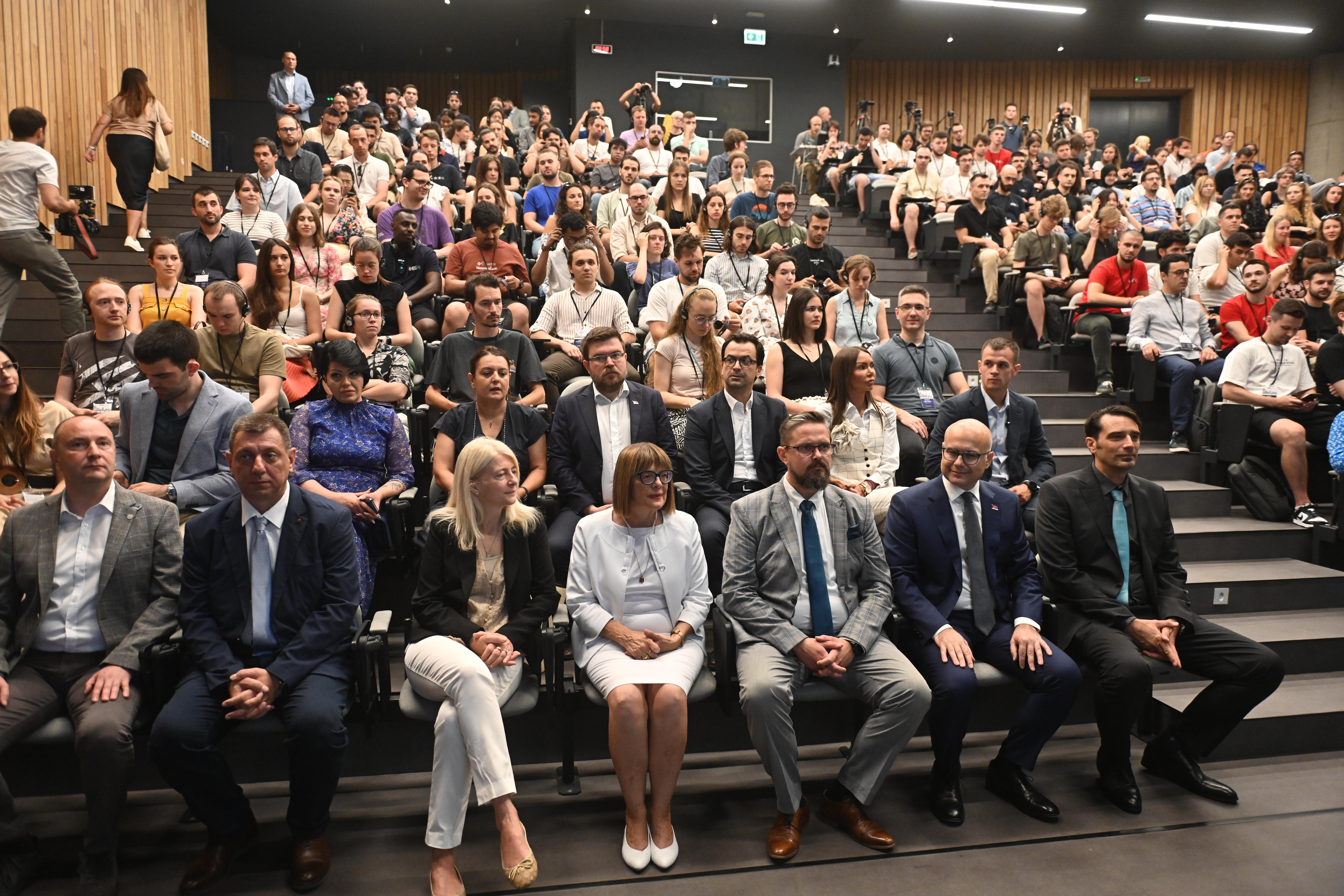 Juhász elnök az Kelet-európai Gépi Tanulás Nyári Iskola megnyitóján