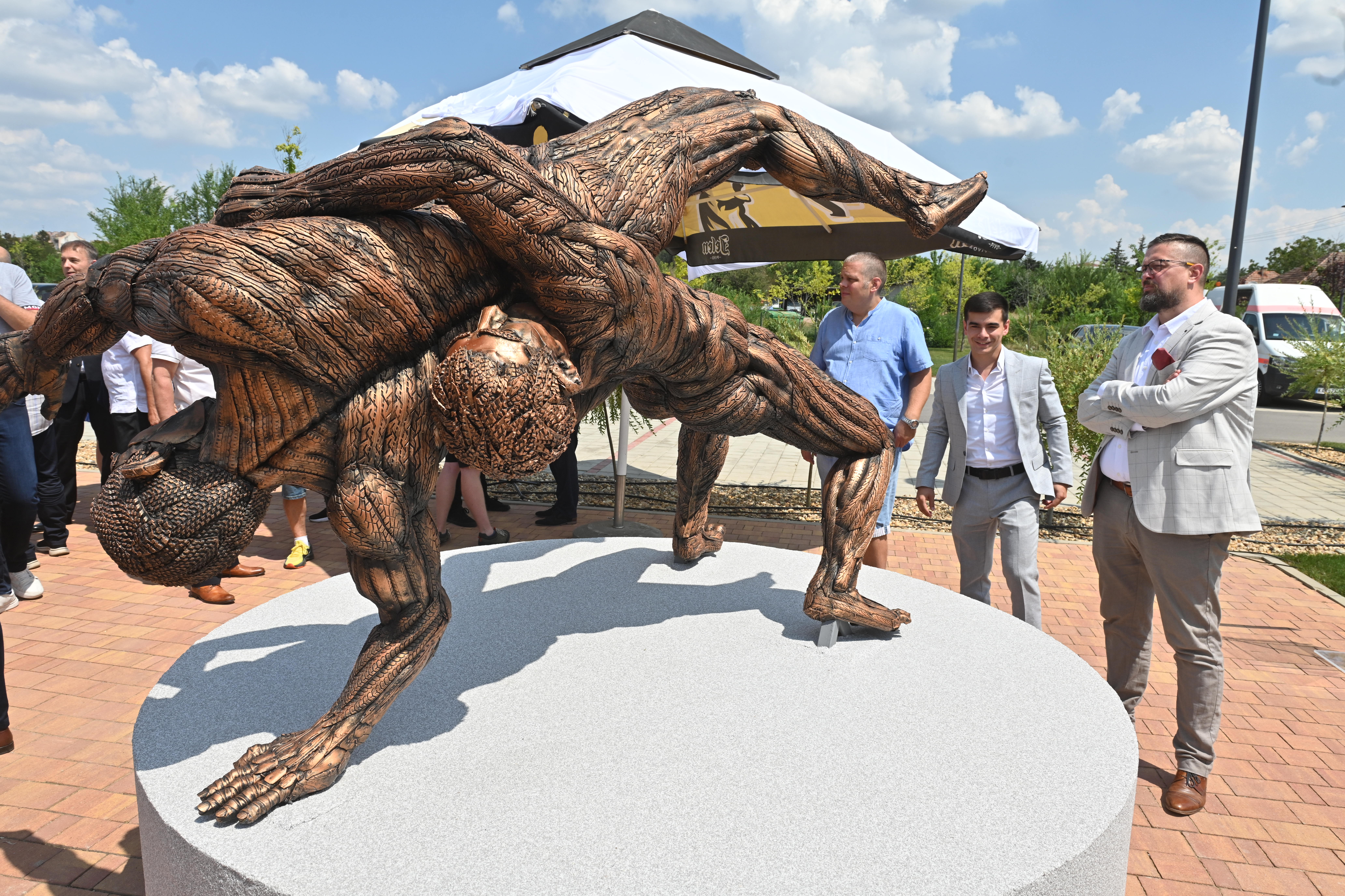 Președintele Juhász la dezvelirea sculpturii „Luptătorul” la Kanjiža