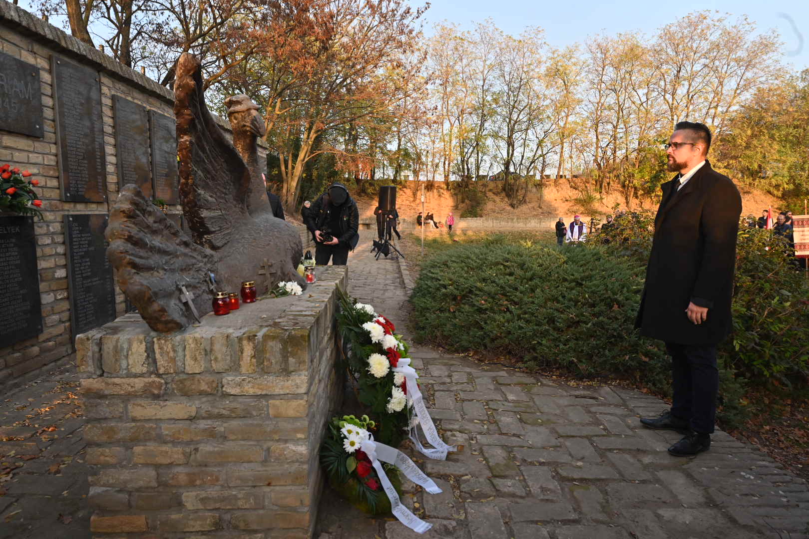 President Juhász laid a wreath at the monument “Bird with Broken Wings” 